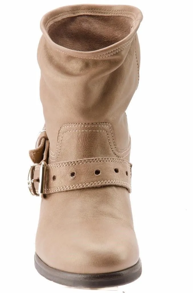 UGG ARIA CHESTNUT BOOTS